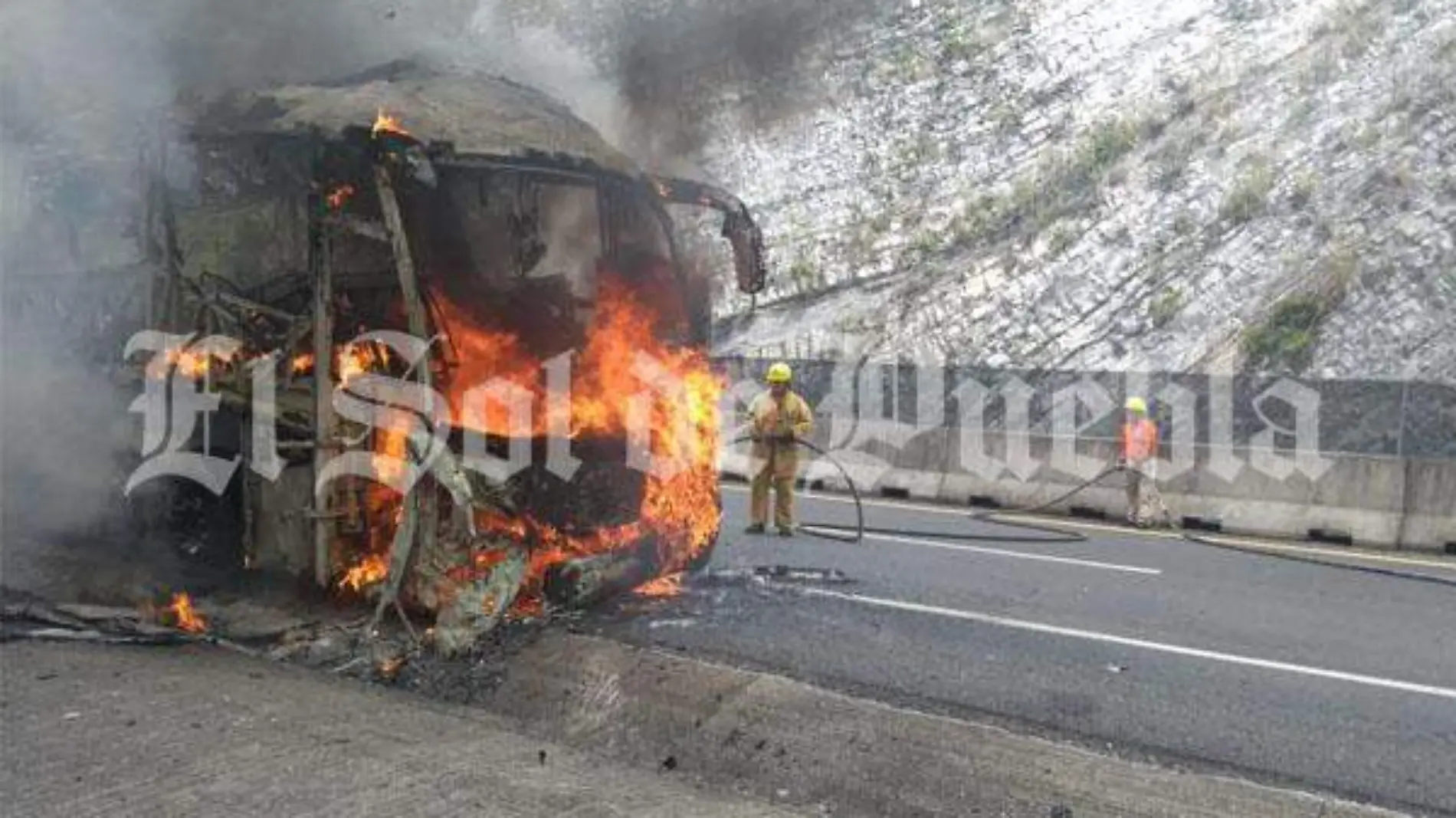 autobús incendidado estrella roja